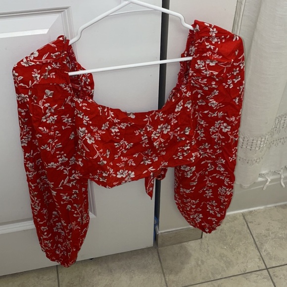 π€ 3/$15 Red Floral Print Knot Front Crop Top - Picture 6 of 6